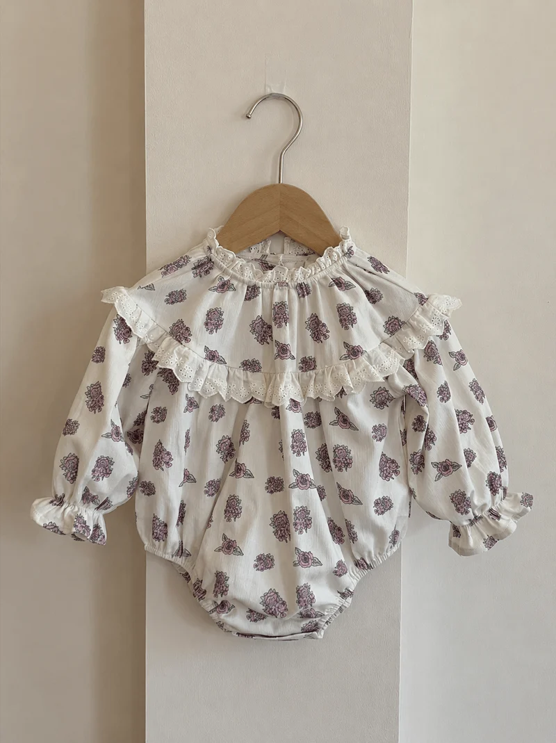 Baby Body i 100% Bomuld med Fløjlsrib-look Blomsterprint og Blondekant