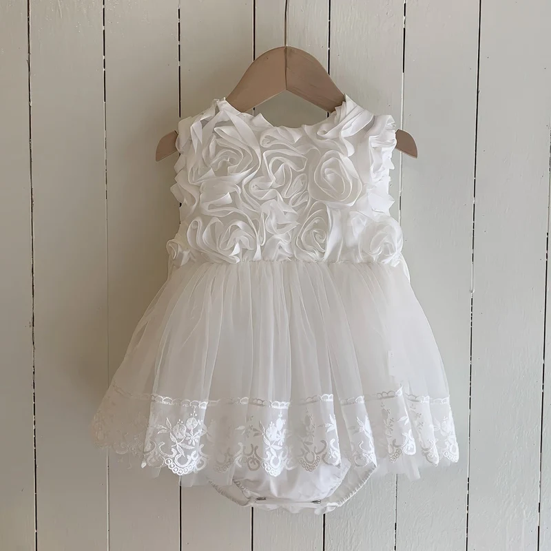 Hvid Baby Bodykjole med 3D Roser, Tylskørt og Blondekant