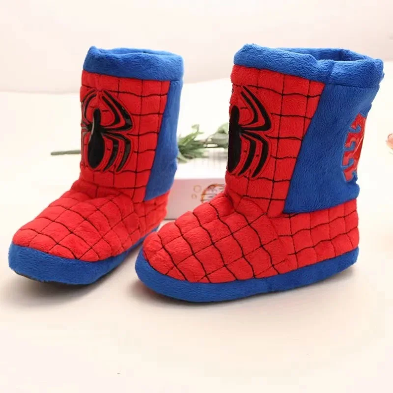 Spiderman stövlar inomhus