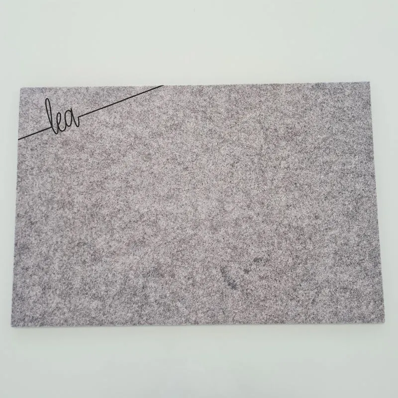 Personalisiertes Filz-Platzset Hellgrau 30 × 45 cm | Gilde