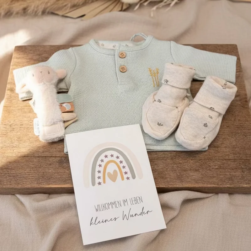 Geschenkset für Frühchen mit Langarmshirt, Schuhen & Rassel