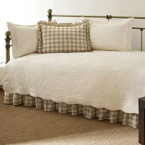 Twin 5-Piece Daybed Quilt Set with Scalloped Edges in Ivory Cream White Beige